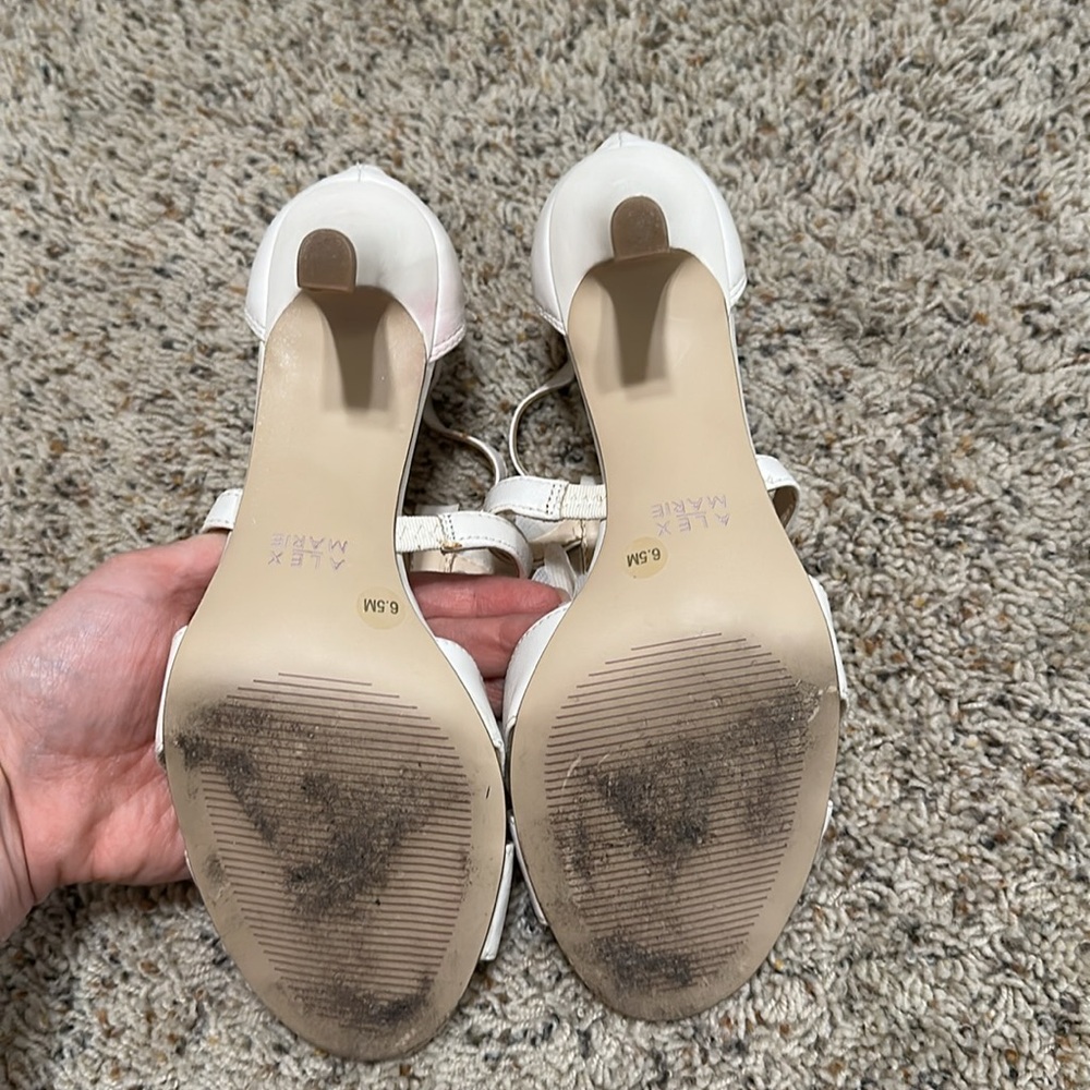 Elegant Cream Floral Women's Sandals - Picture 10 of 10